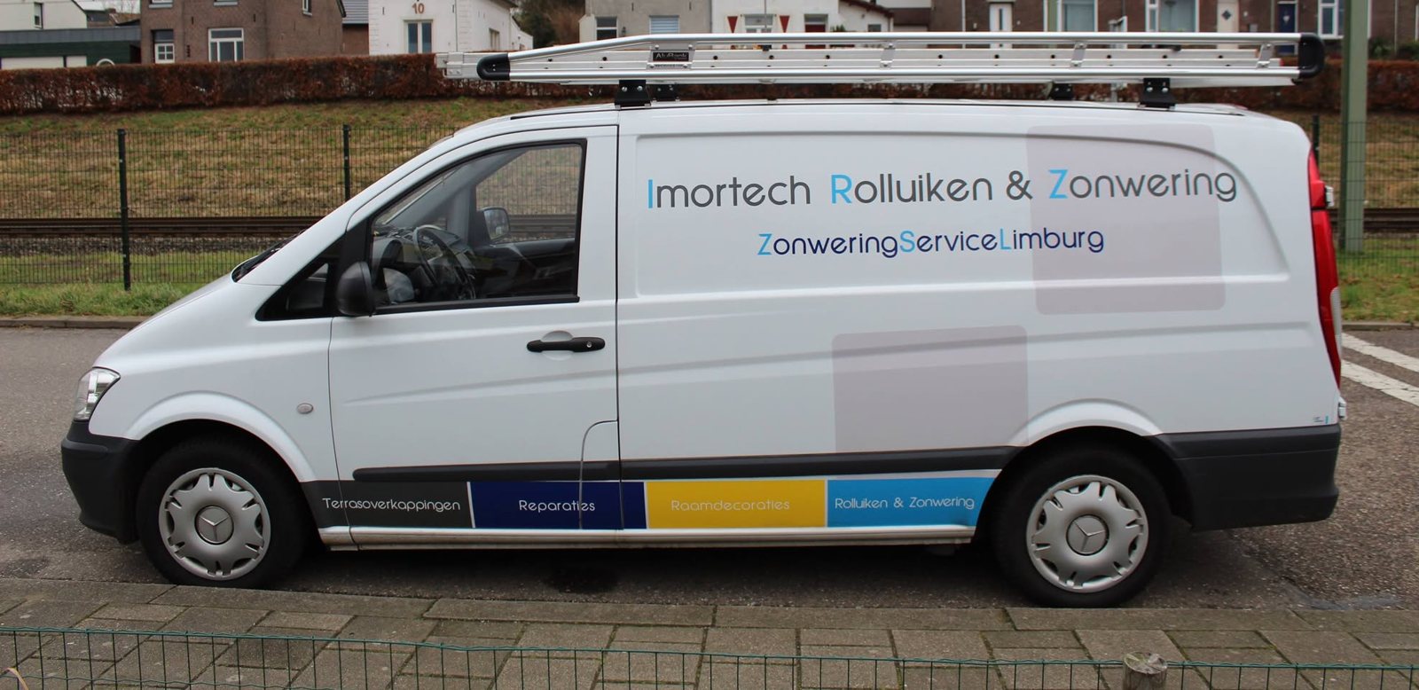 De witte bus van Imortech Rolluiken en Zonwering