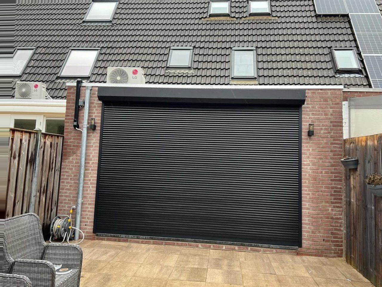 Zwart rolluik van 380 bij 275 centimeter voor een schuifpui