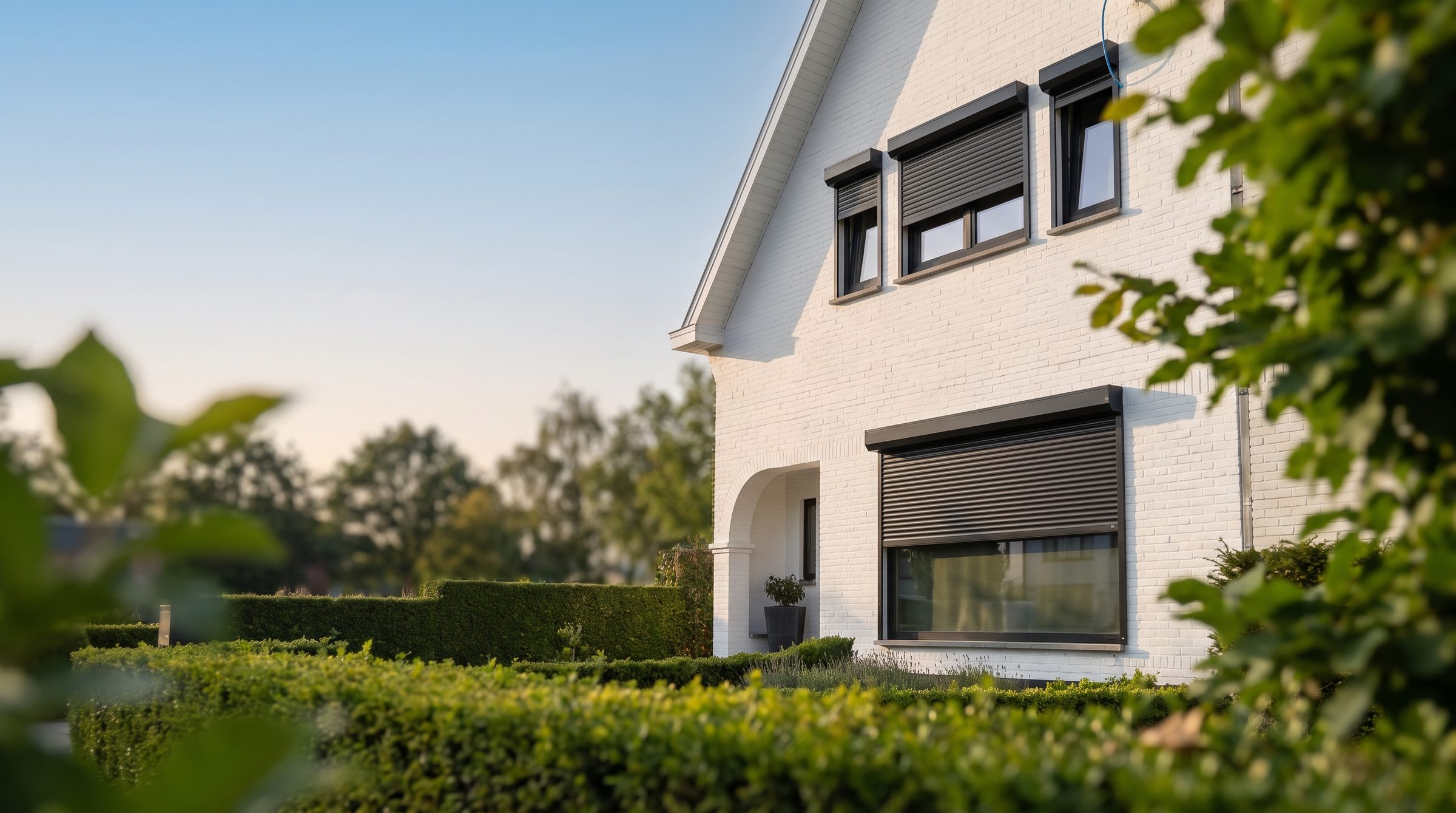 Witte woning met zwarte rolluiken