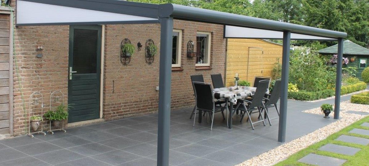 Terrasoverkapping aan een bakstenen woning