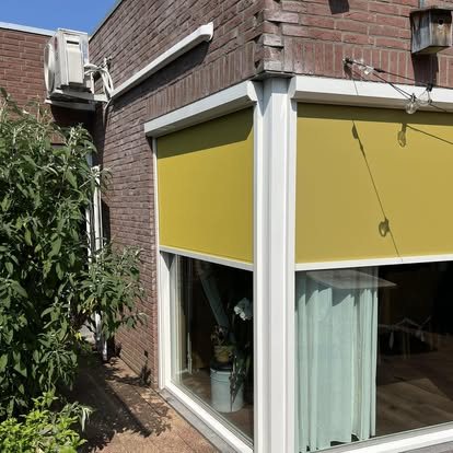 Geel screen rond een hoekraam