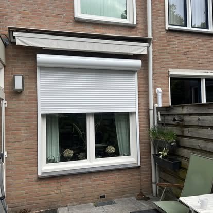 Rolluik en zonnescherm aan de achtergevel