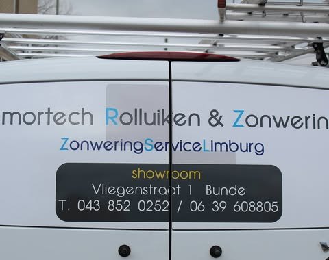 Achterkant van de bus met het adres van de showroom in Bunde
